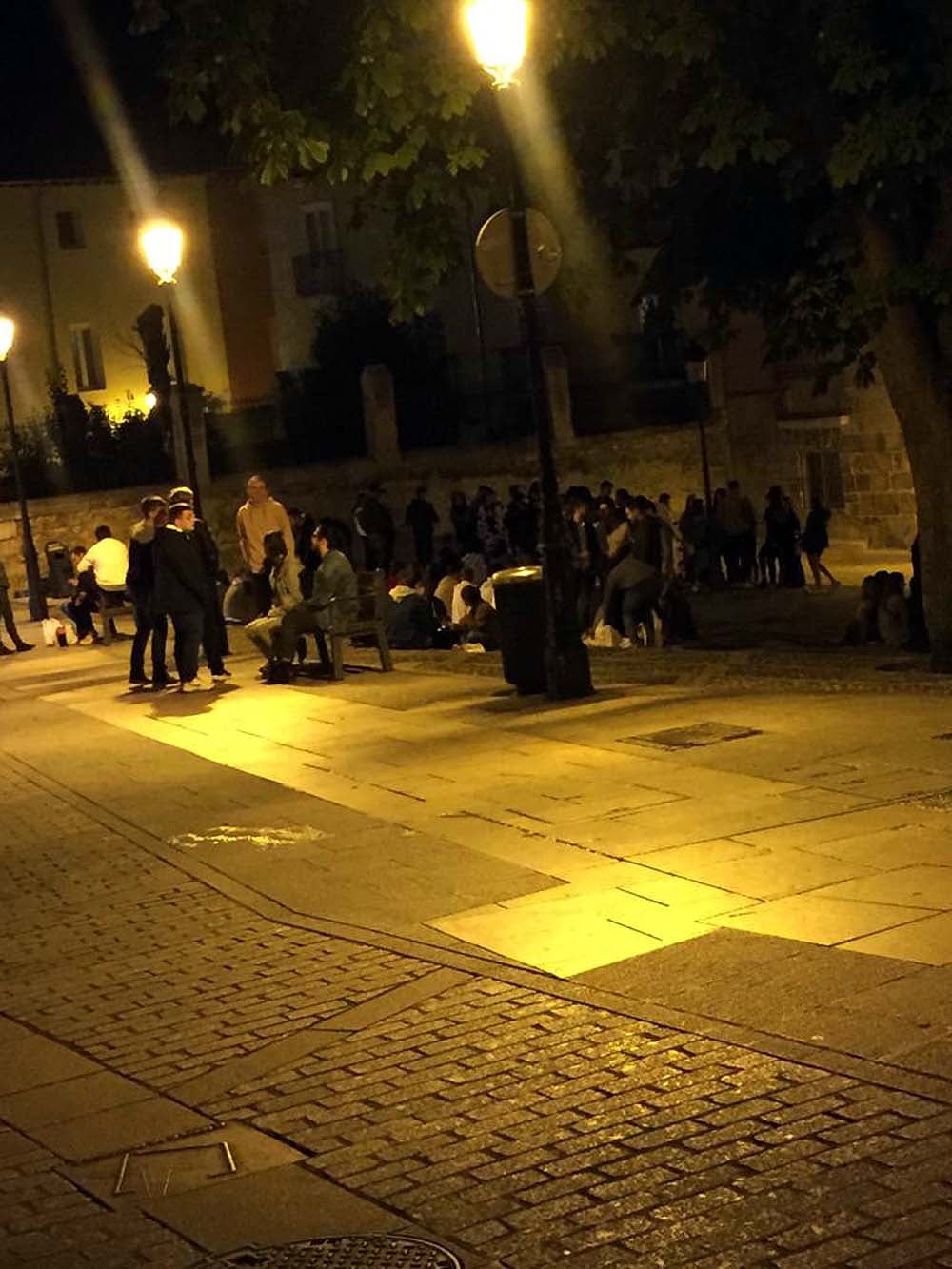 En la noche del jueves se congregaron centenares de estudiantes a los pies de la Catedral en la primera semana de clases y el ruido impidió dormir a los vecino