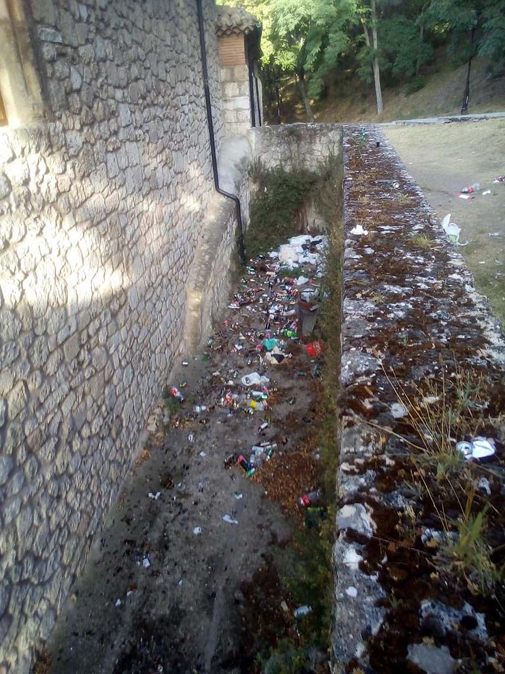 En la noche del jueves se congregaron centenares de estudiantes a los pies de la Catedral en la primera semana de clases y el ruido impidió dormir a los vecino