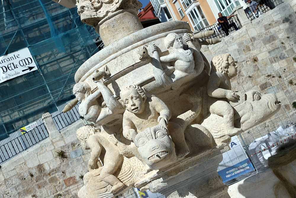 El monumento ya se ha desprendido de la lona que lo cubría durante su restauración completa | Todavía se pueden ver las vallas de perimetración que se retirarán en breve