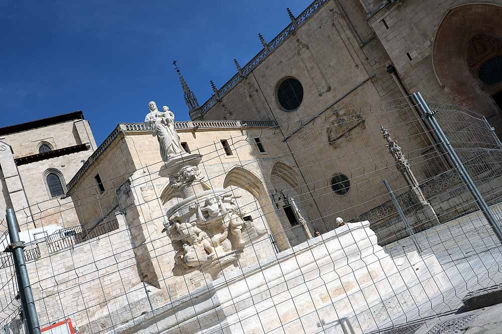 El monumento ya se ha desprendido de la lona que lo cubría durante su restauración completa | Todavía se pueden ver las vallas de perimetración que se retirarán en breve