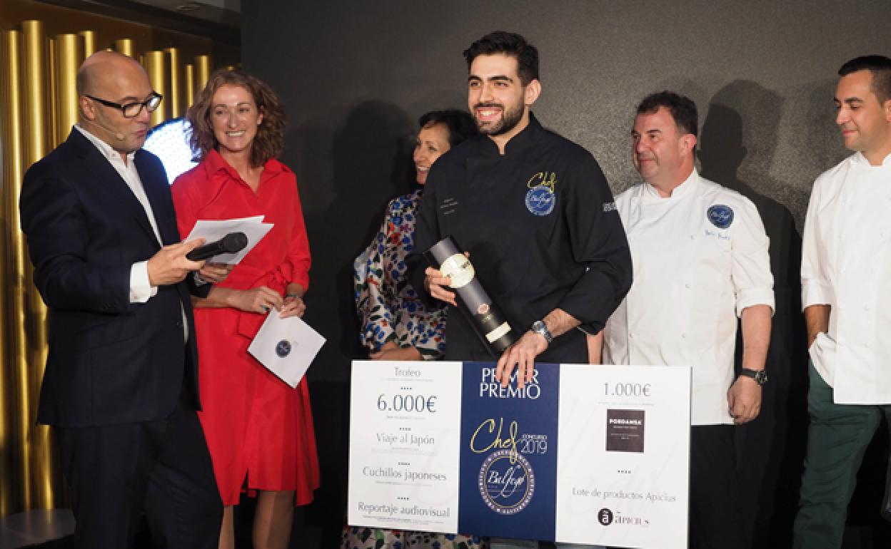 Alejandro Serrano recibe el primer premio Chef Balfegó 2019. 