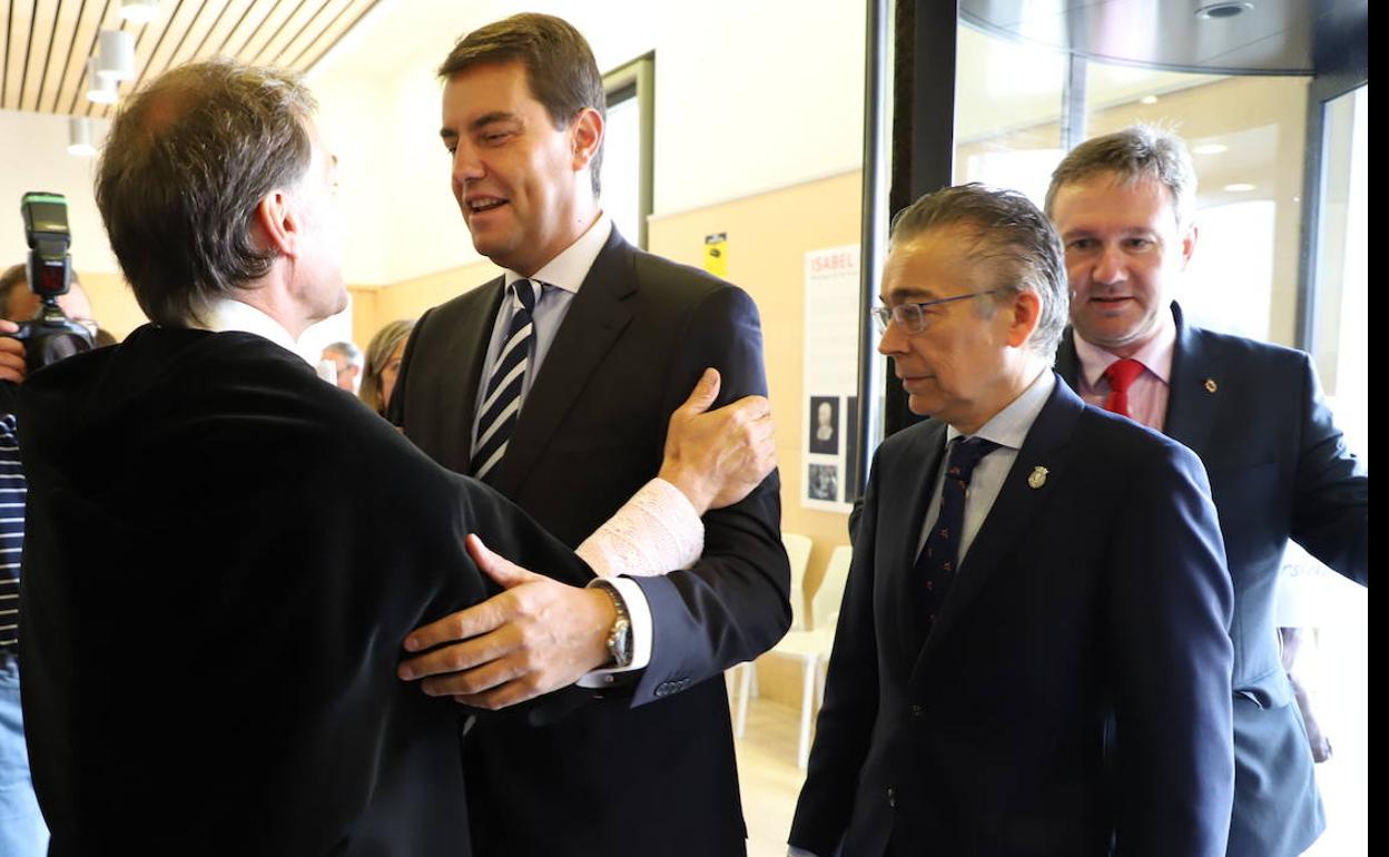 Alberto Gómez Barahona, rector de la Universidad Isabel I, saluda a Ángel Ibáñez, consejero de la Presidencia. 