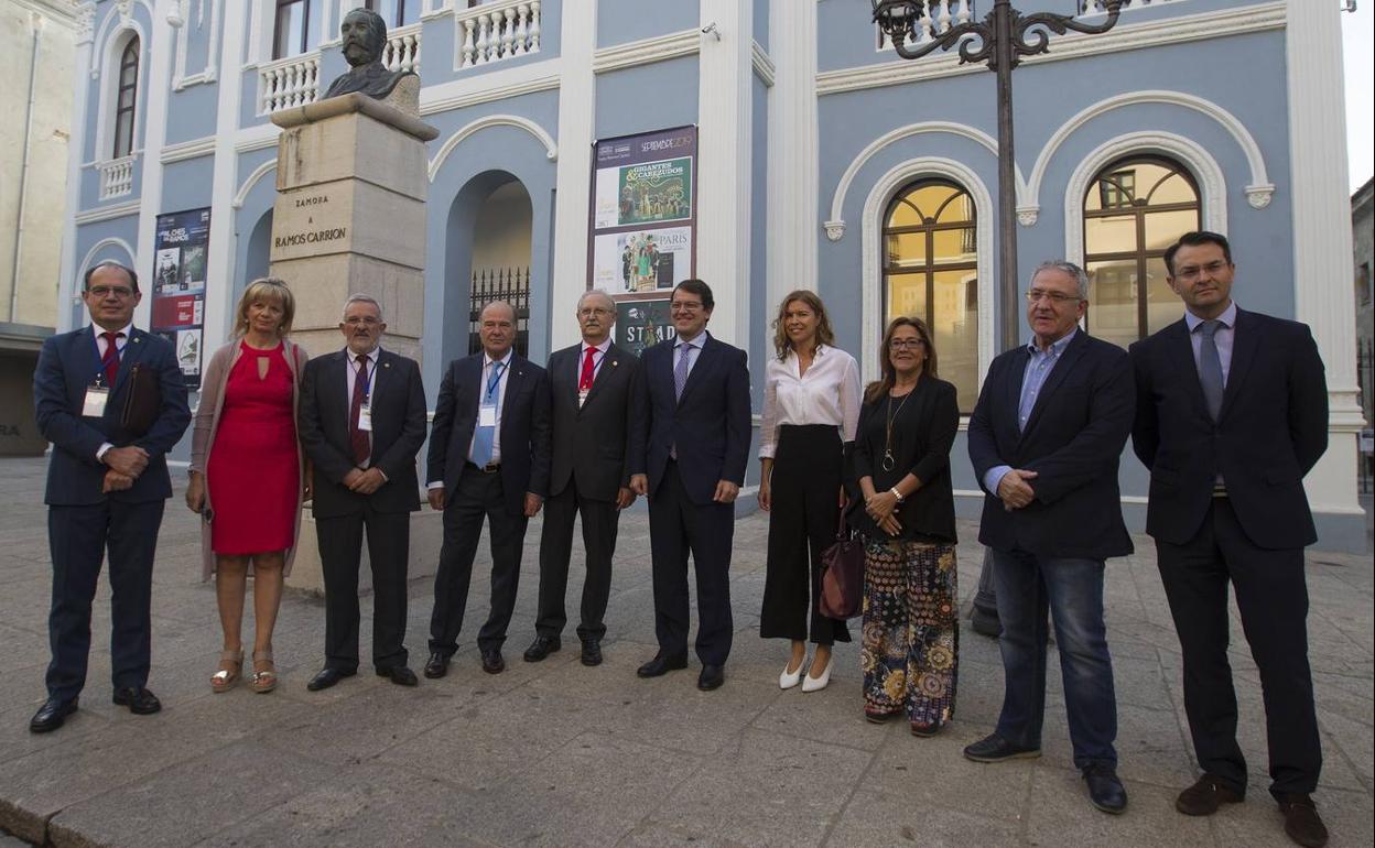 Foto de familia antes de la inauguración oficial del VIII Congreso Nacional de Médicos Jubilados en Zamora