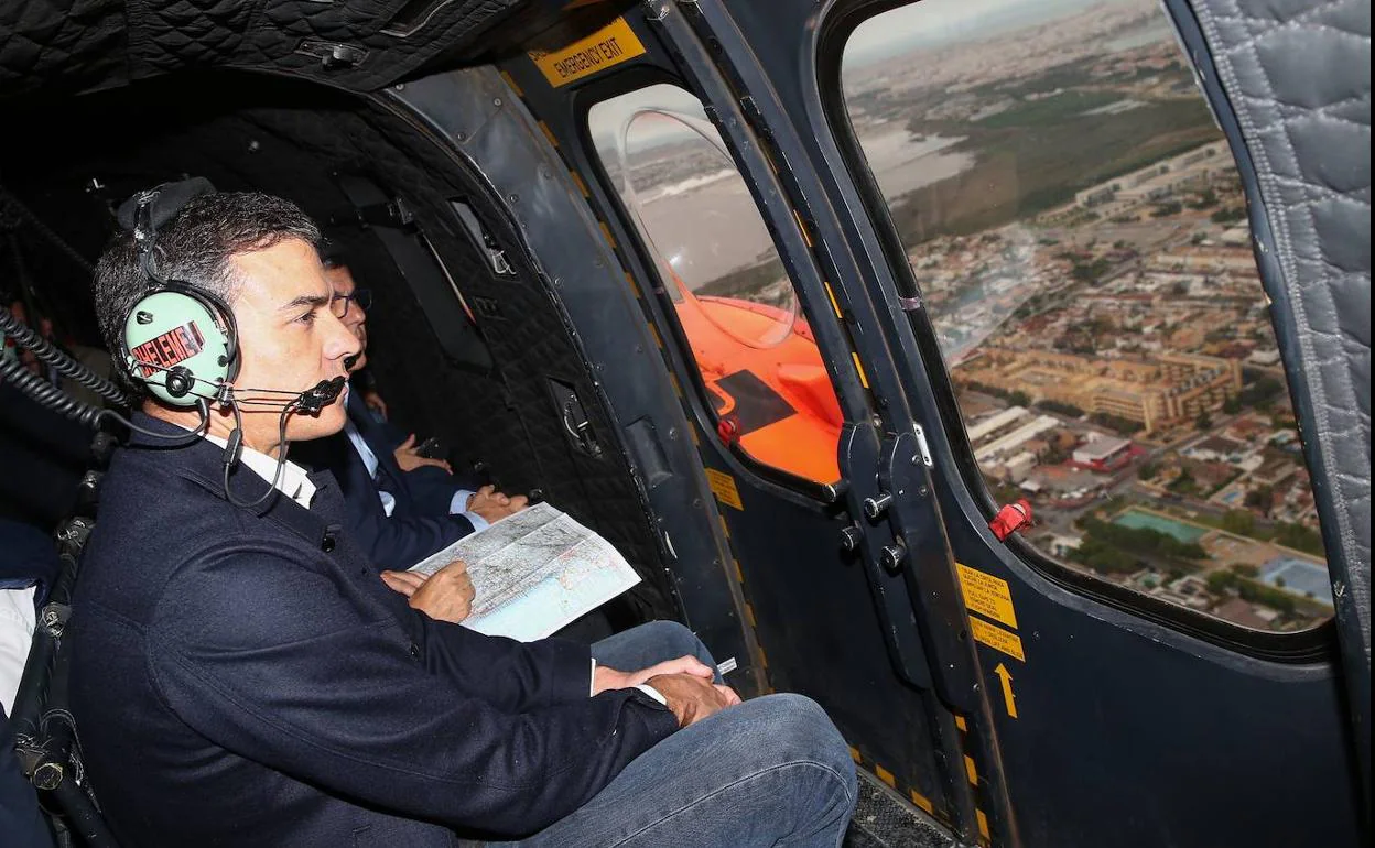 Sánchez ayer en el helicóptero en el que se desplazó a las zonas afectadas por la DANA en el sudeste peninsular.