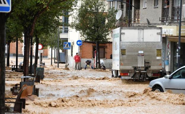 Imagen principal - Imágenes de las inundaciones de este domingo en Arganda del Rey (Madrid)