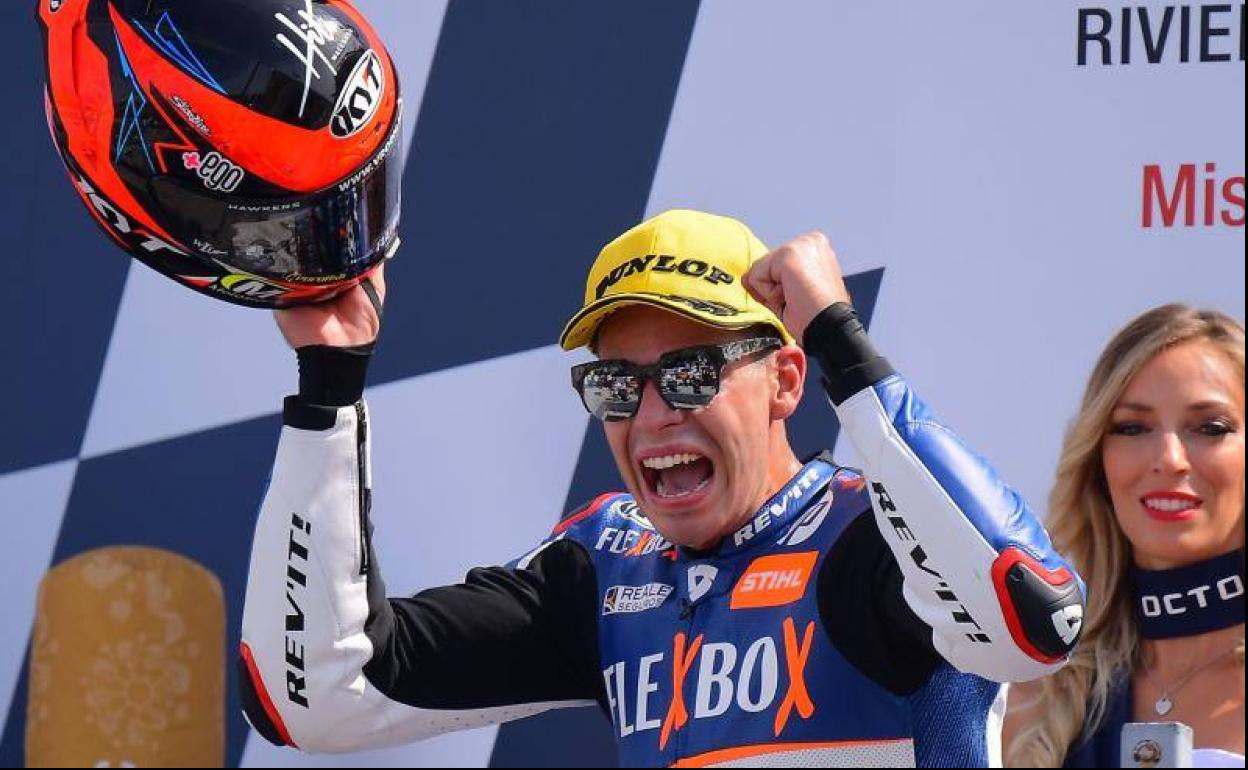 El piloto español Augusto Fernández celebra su victoria en Misano.