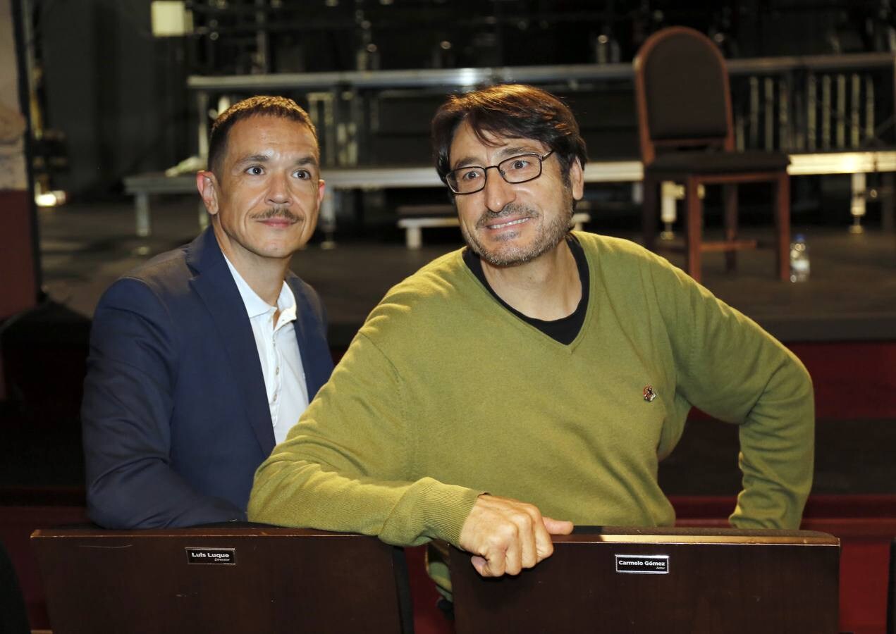 El director Luis Luque y el actor Carmelo Gómez, posan con las butacas con su nombre, en el Teatro Principal de Palencia.