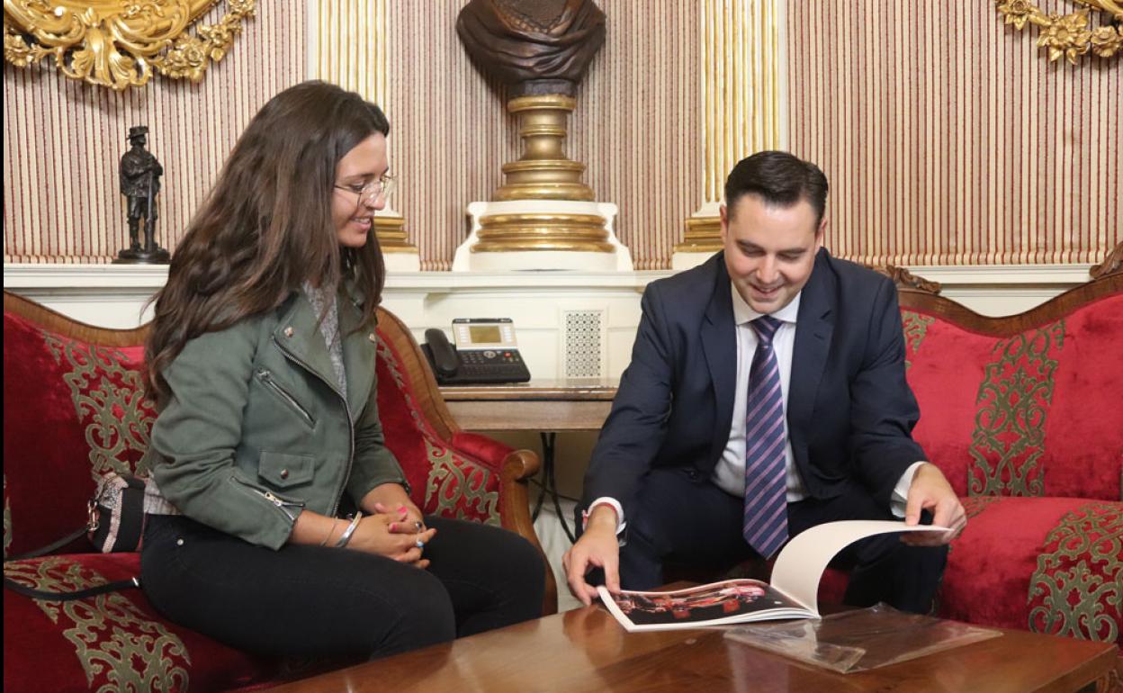 La piloto Cristina Gutiérrez ha regalado al alcalde de Burgos, Daniel de la Rosa, un libro con fotografías del pasado Rally Dakar.