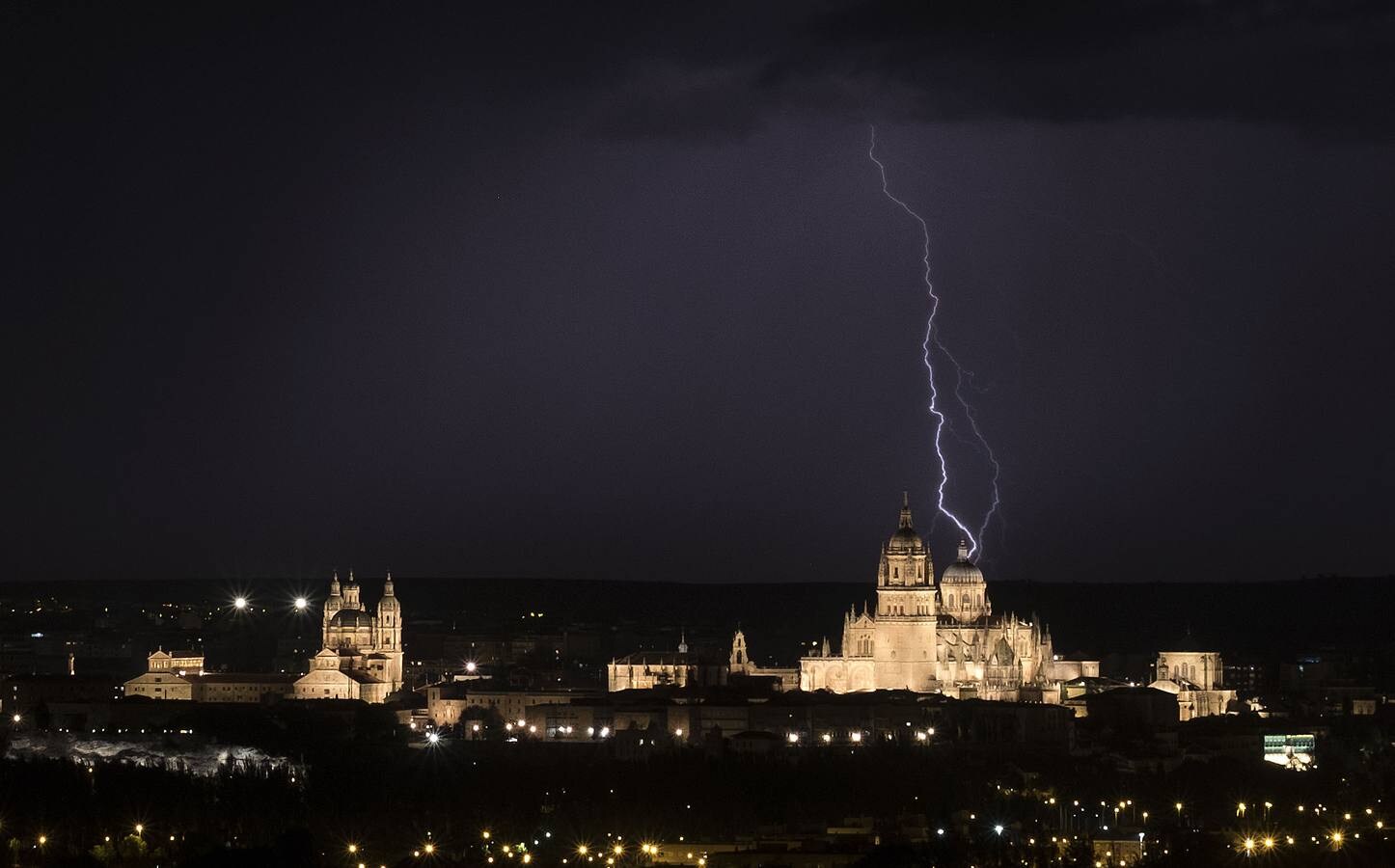 Una tormenta descarga sobre Salamanca chubascos y numerosos rayos.