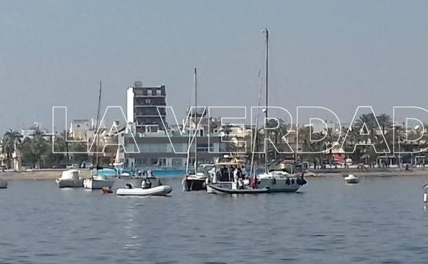 Embarcaciones civiles acuden al rescate de los tripulantes del avión siniestrado en el Mar Menor.