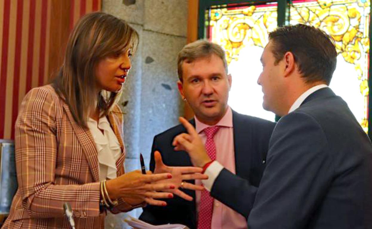 Carolina Blasco, charlando con Javier Lacalle y Daniel de la Rosa en un Pleno. 