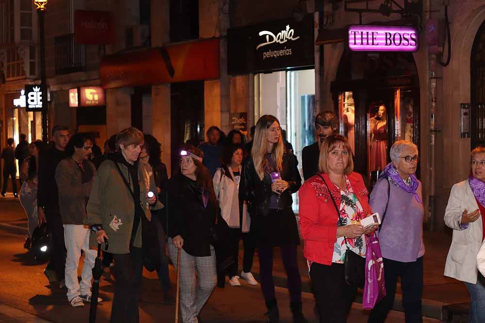 El movimiento feminista burgalés ha secundado la movilización nacional para visibilizar, de noche y en violeta, la lacra de la violencia machista