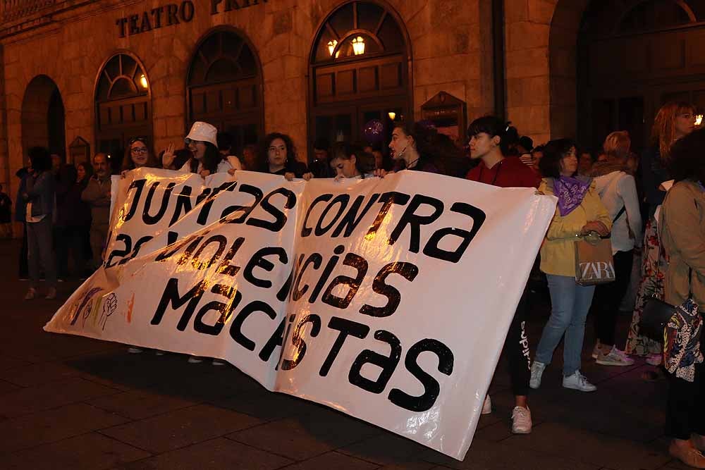 El movimiento feminista burgalés ha secundado la movilización nacional para visibilizar, de noche y en violeta, la lacra de la violencia machista