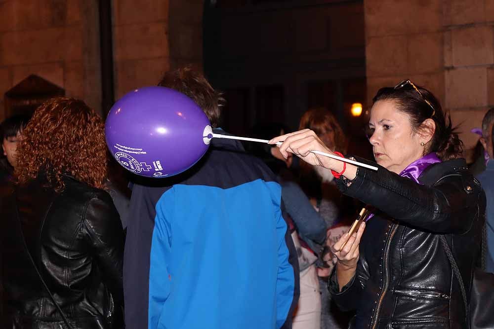 El movimiento feminista burgalés ha secundado la movilización nacional para visibilizar, de noche y en violeta, la lacra de la violencia machista