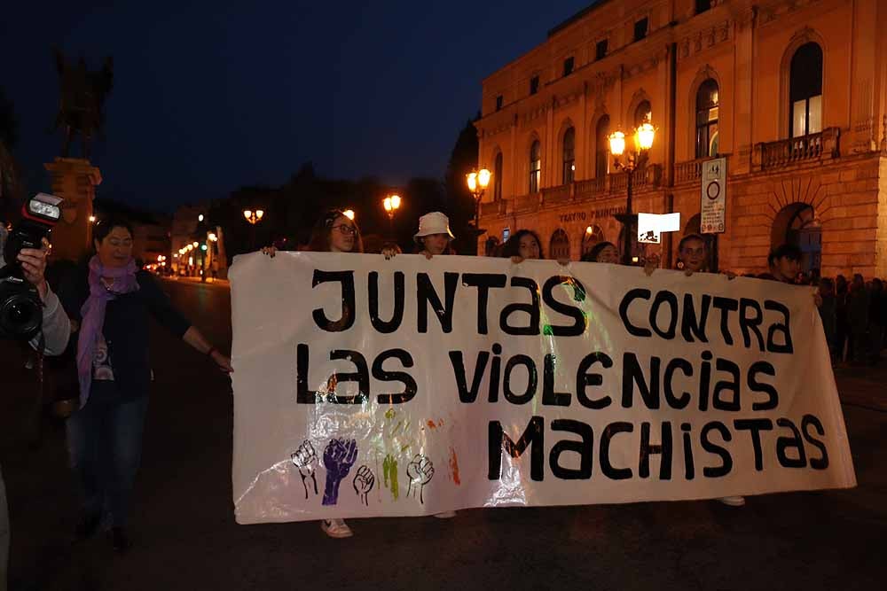 El movimiento feminista burgalés ha secundado la movilización nacional para visibilizar, de noche y en violeta, la lacra de la violencia machista