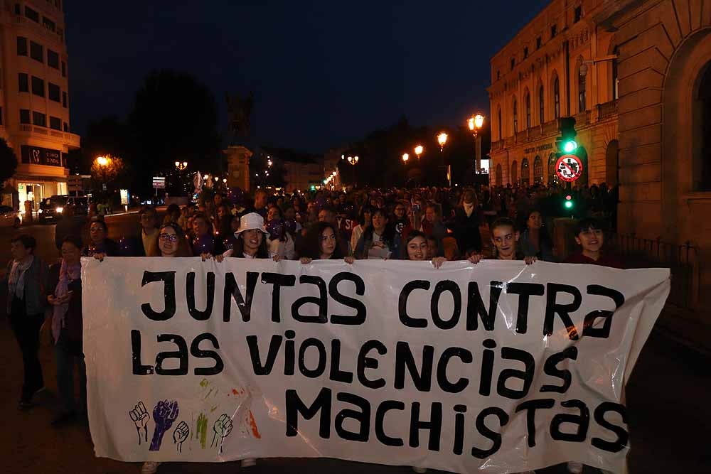 El movimiento feminista burgalés ha secundado la movilización nacional para visibilizar, de noche y en violeta, la lacra de la violencia machista