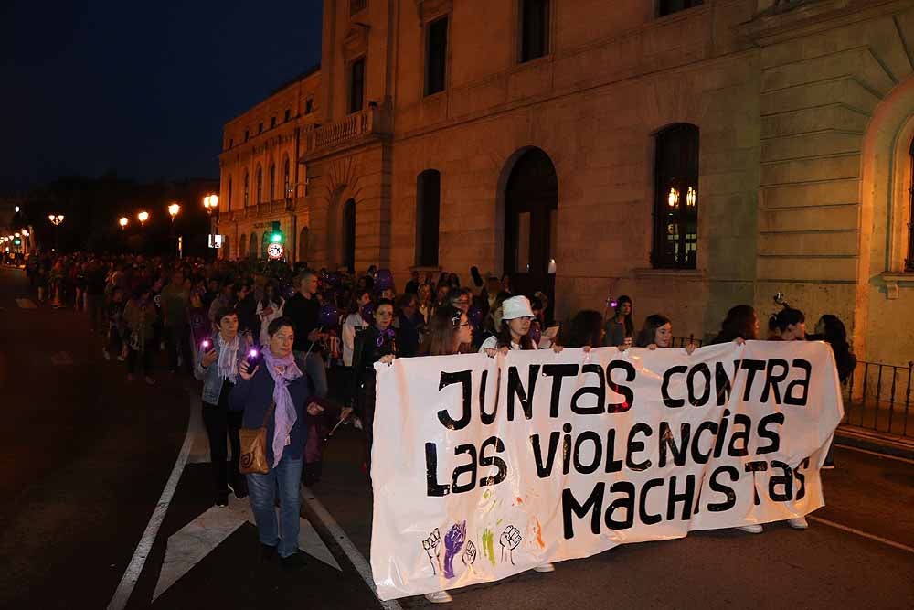 El movimiento feminista burgalés ha secundado la movilización nacional para visibilizar, de noche y en violeta, la lacra de la violencia machista