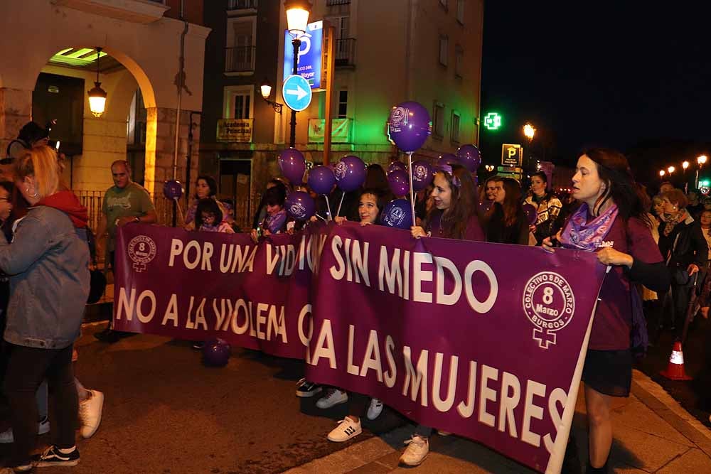 El movimiento feminista burgalés ha secundado la movilización nacional para visibilizar, de noche y en violeta, la lacra de la violencia machista