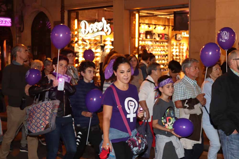 El movimiento feminista burgalés ha secundado la movilización nacional para visibilizar, de noche y en violeta, la lacra de la violencia machista