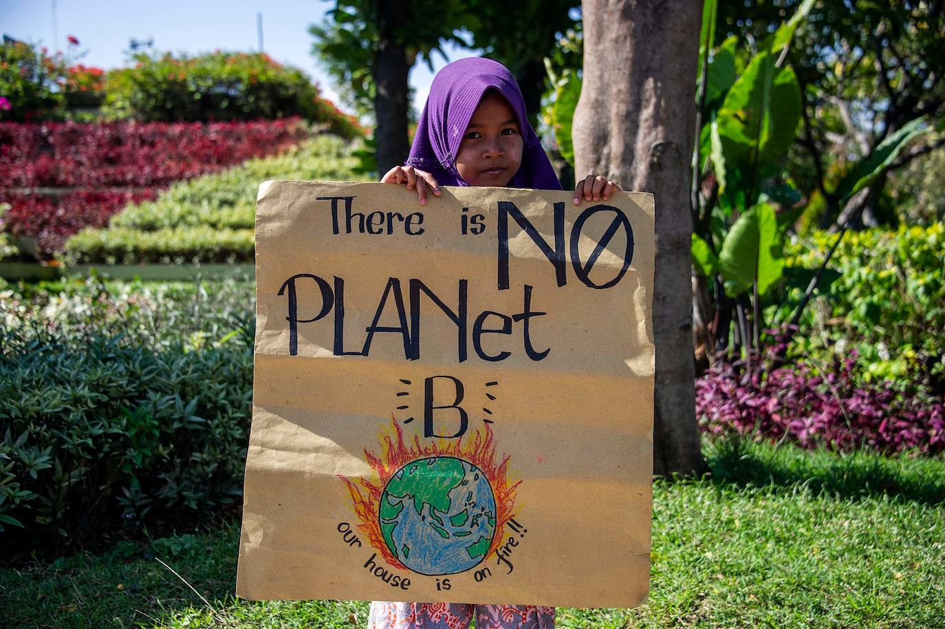 Un niña muestra su pancarta en Indonesia. 