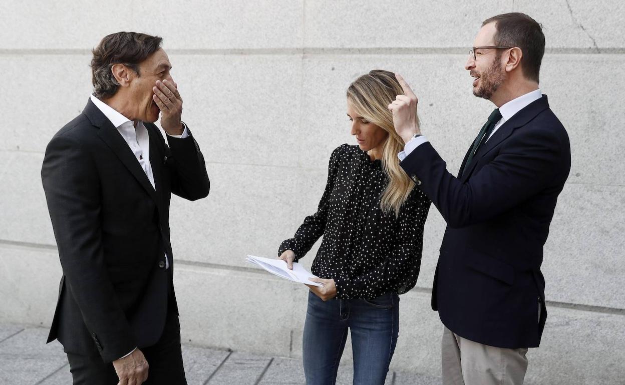 Los portavoces del Congreso y el Senado conversan con Rafa Hernando en la Cámara baja. 