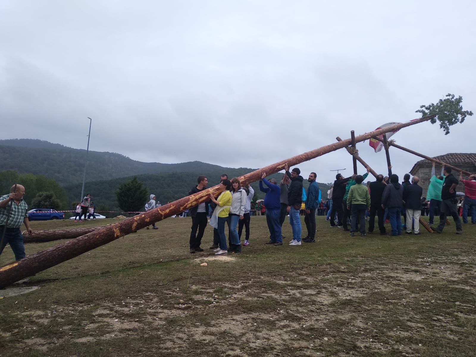 Canicosa de la Sierra se ha abierto de par en par para los participantes del quinto encuentro de la Comunidad Viva Castilla y León, en el que han participado hoy más de 600 personas procedentes de los municipios que forman parte de la asociación: Mansilla Mayor (León), Lubián (Zamora), Rágama (Salamanca), San Miguel del Pino (Valladolid), Villaherreros (Palencia), Molinos de Duero (Soria), Sebúlcor (Segovia), El Oso (Ávila) y los vecinos de la localidad serrana, que han ejercido de anfitriones y han mostrado sus tradiciones y su patrimonio, tanto cultural como natural.