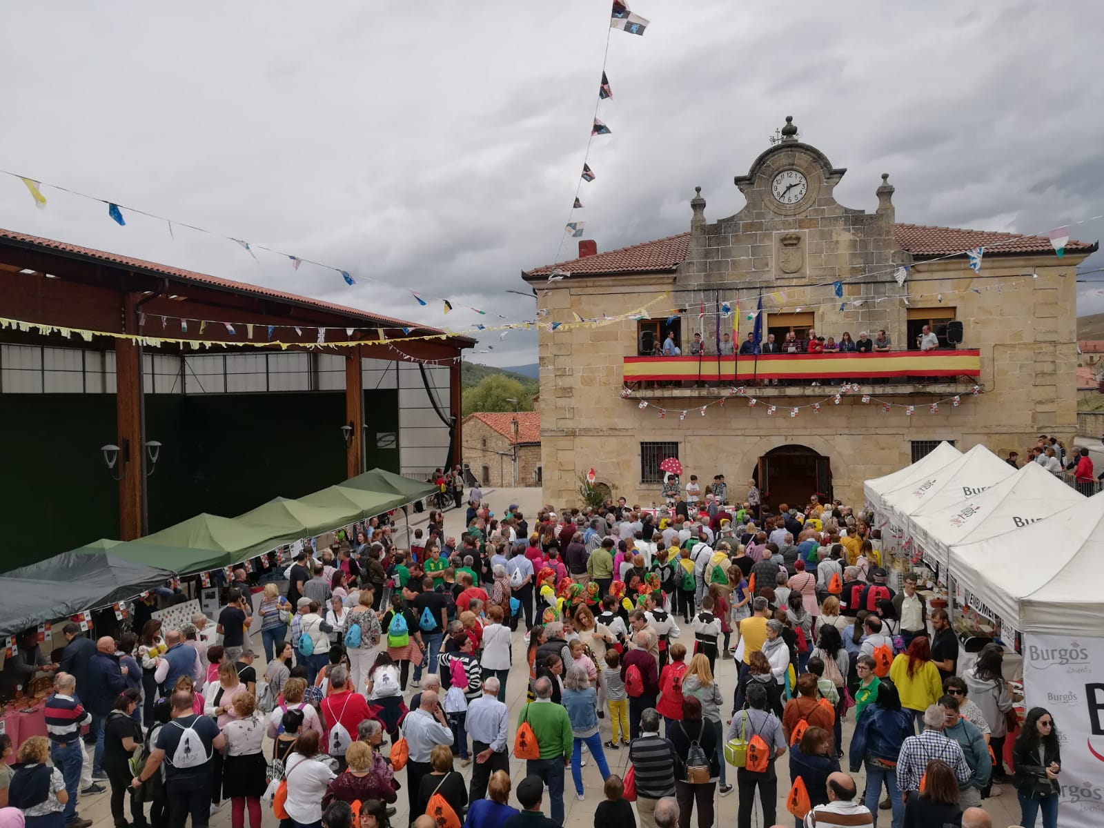 Canicosa de la Sierra se ha abierto de par en par para los participantes del quinto encuentro de la Comunidad Viva Castilla y León, en el que han participado hoy más de 600 personas procedentes de los municipios que forman parte de la asociación: Mansilla Mayor (León), Lubián (Zamora), Rágama (Salamanca), San Miguel del Pino (Valladolid), Villaherreros (Palencia), Molinos de Duero (Soria), Sebúlcor (Segovia), El Oso (Ávila) y los vecinos de la localidad serrana, que han ejercido de anfitriones y han mostrado sus tradiciones y su patrimonio, tanto cultural como natural.