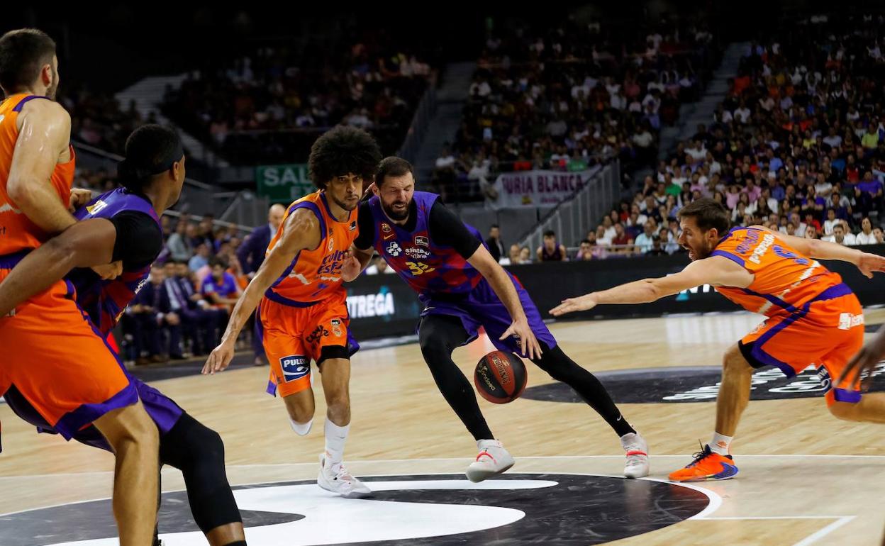 Nikola Mirotic lucha con el francés Louis Labeyrie. 