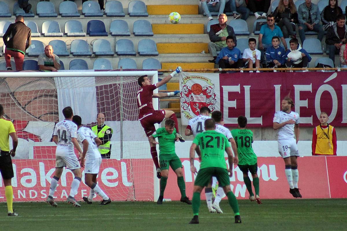 Fotos: La Cultural hurga en la herida del Burgos CF