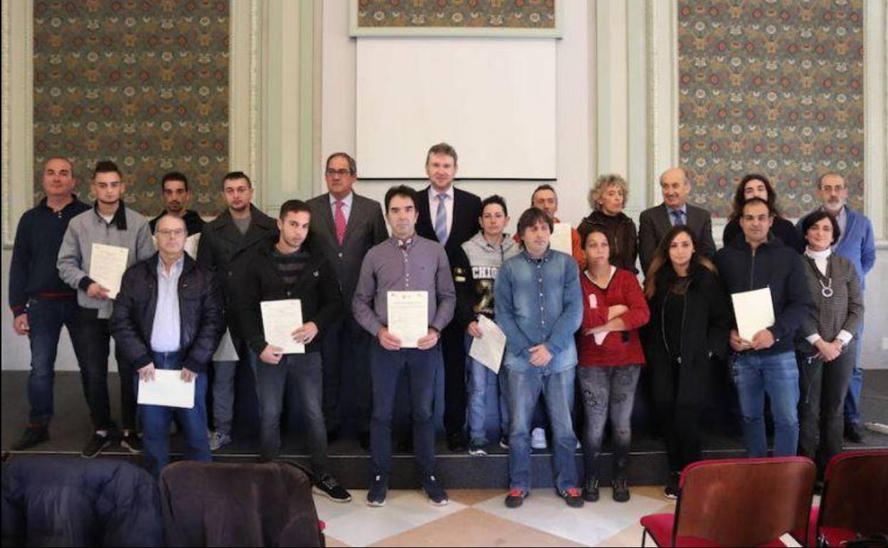 Entrega de diplomas de un curso de formación y empleo celebrado en Burgos.