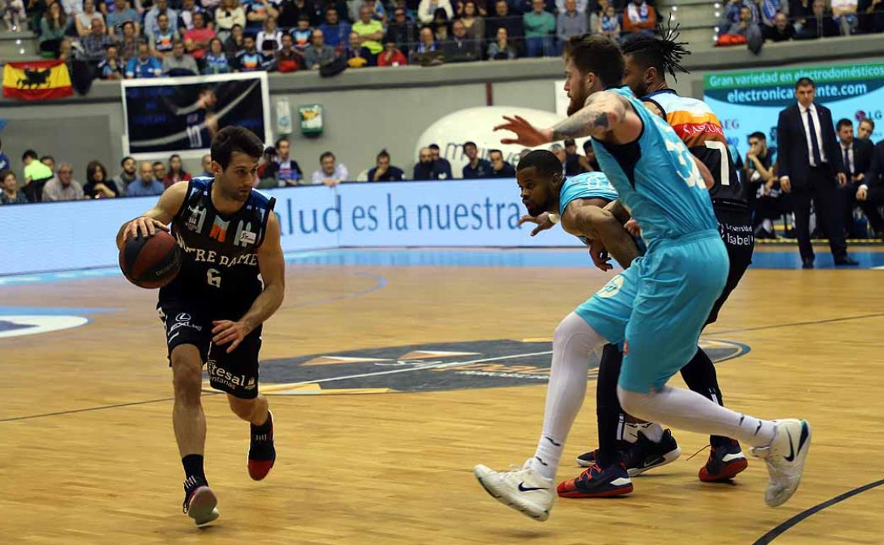 Bruno Fitipaldo con el balón en un partido en el Coliseum