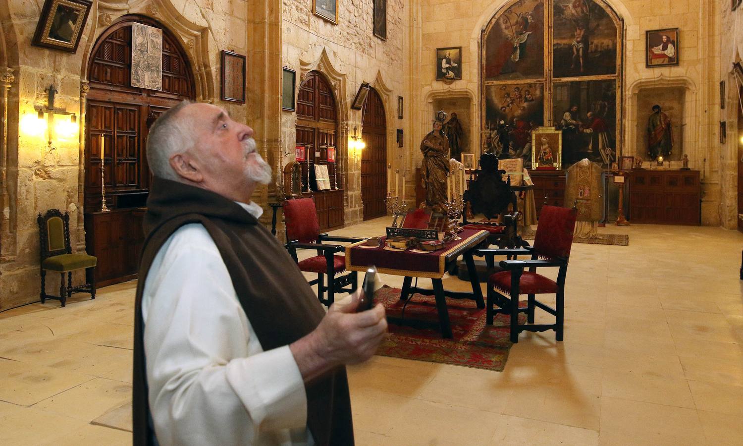 El prior de la Comunidad de Monjes del Monasterio de Santa María del Parral de Segovia, Fray Andrés García Torralvo, presenta la exposición iconográfica sobre San Jerónimo con motivo del XVI centenario de la muerte del santo.