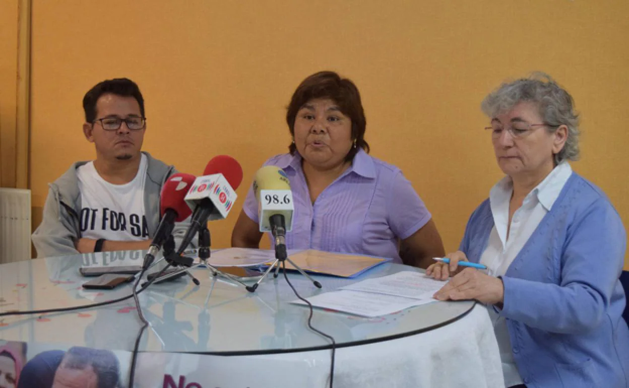 De izquierda a derecha, el salvadoreño José Alexander Villafranco; Hilda Vizarro Taipe, delegada diocesana de Pastoral de Migraciones, y Eulalia Tejido Ortega, Hija de la Caridad y trabajadora social de la Casa de Acogida San Vicente de Paúl