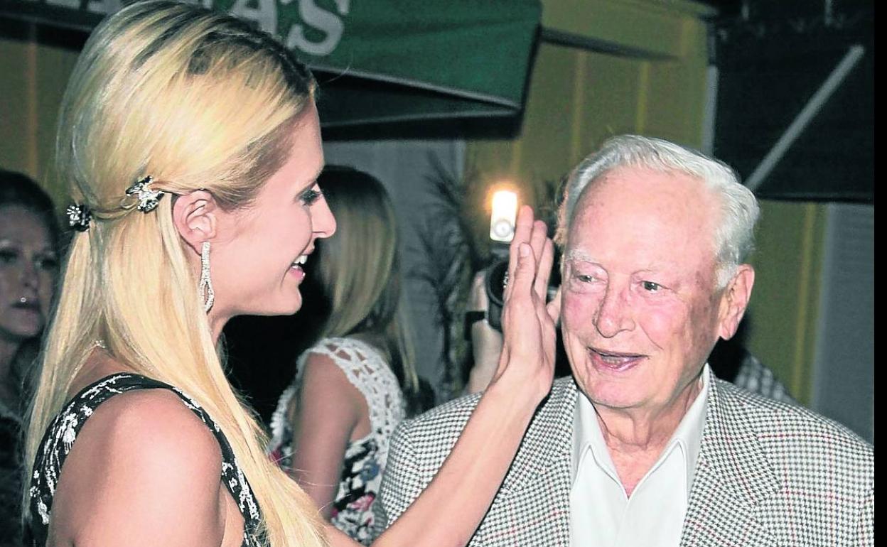 Paris Hilton hace una carantoña a su abuelo, el magnate hotelero Barron Hilton. 