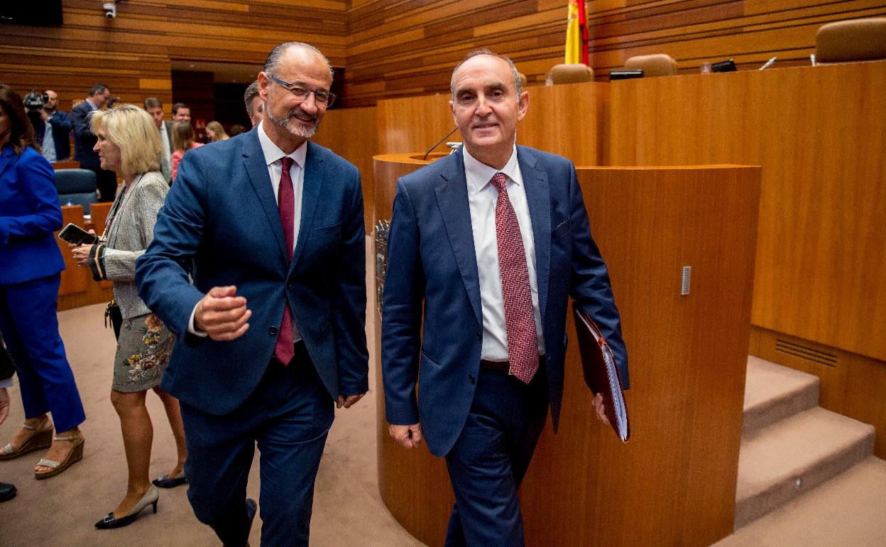 El Procurador del Común de Castilla y León, junto al presidente de las Cortes (a la izquierda), en el hemiciclo.