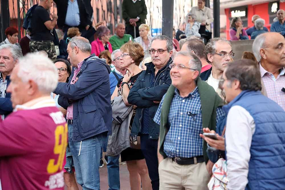 Las últimas decisiones tomadas por la Gerencia de Atención Primaria en torno a los servicios de urgencia de los centros de salud de San Agustín y Gamonal han generado una enorme polémica vecinal. Hasta tal punto que, después de varios dimes y diretes, alrededor de un millar de personas se han concentrado esta tarde en el parque de San Agustín para criticar la unificación de los servicios de urgencias.