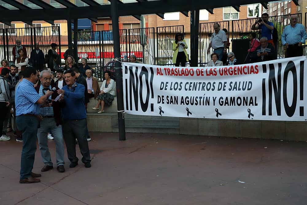 Las últimas decisiones tomadas por la Gerencia de Atención Primaria en torno a los servicios de urgencia de los centros de salud de San Agustín y Gamonal han generado una enorme polémica vecinal. Hasta tal punto que, después de varios dimes y diretes, alrededor de un millar de personas se han concentrado esta tarde en el parque de San Agustín para criticar la unificación de los servicios de urgencias.