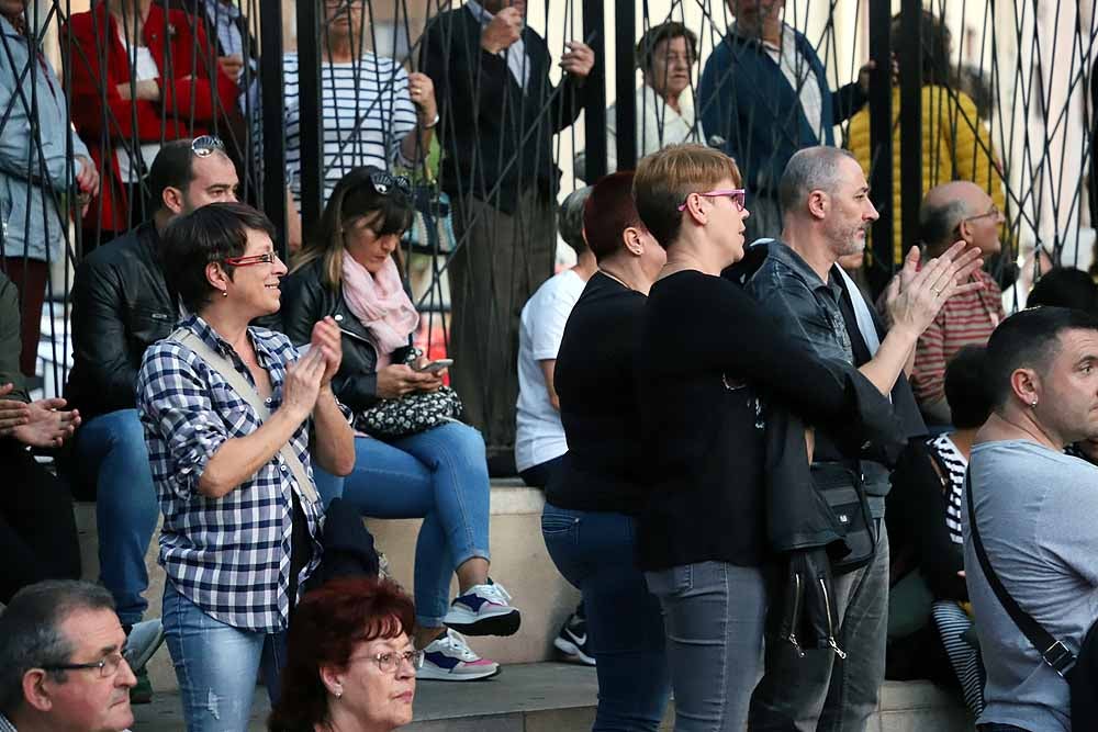 Las últimas decisiones tomadas por la Gerencia de Atención Primaria en torno a los servicios de urgencia de los centros de salud de San Agustín y Gamonal han generado una enorme polémica vecinal. Hasta tal punto que, después de varios dimes y diretes, alrededor de un millar de personas se han concentrado esta tarde en el parque de San Agustín para criticar la unificación de los servicios de urgencias.