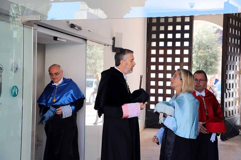 La Universidad de Burgos ha abierto esta mañana el curso 2019-2020 con un acto en el que el rector de la institución académica, Manuel Pérez Mateos, ha apostado por reforzar la enseñanza del castellano y por crear estudios en Aranda de Duero y Miranda de Ebro