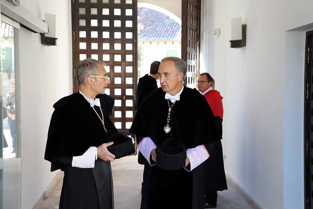 La Universidad de Burgos ha abierto esta mañana el curso 2019-2020 con un acto en el que el rector de la institución académica, Manuel Pérez Mateos, ha apostado por reforzar la enseñanza del castellano y por crear estudios en Aranda de Duero y Miranda de Ebro