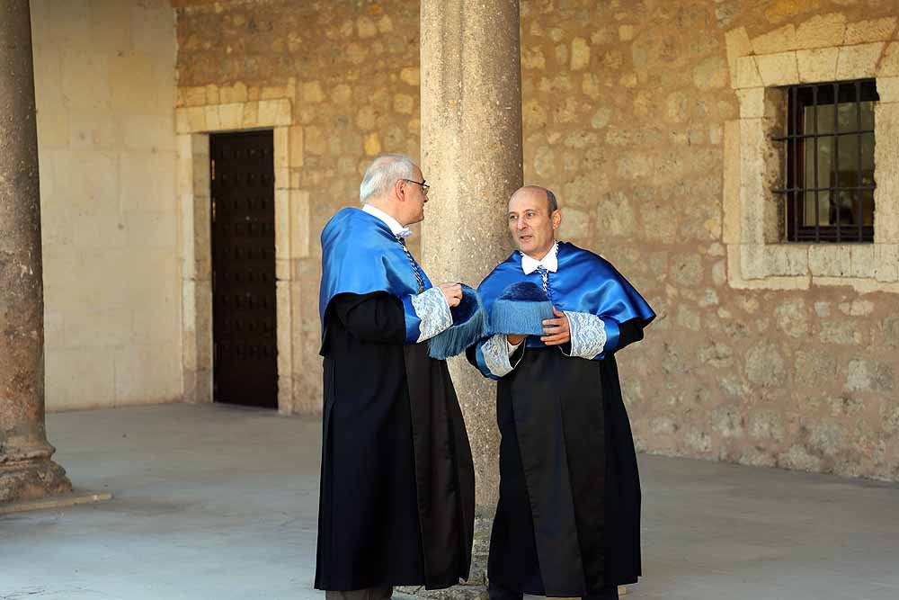 La Universidad de Burgos ha abierto esta mañana el curso 2019-2020 con un acto en el que el rector de la institución académica, Manuel Pérez Mateos, ha apostado por reforzar la enseñanza del castellano y por crear estudios en Aranda de Duero y Miranda de Ebro