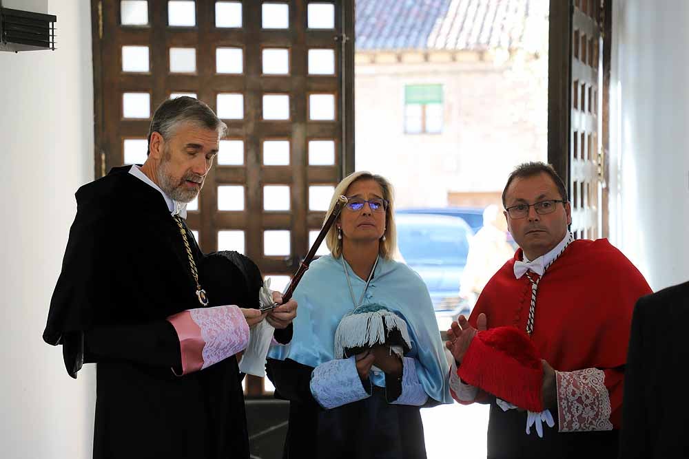 La Universidad de Burgos ha abierto esta mañana el curso 2019-2020 con un acto en el que el rector de la institución académica, Manuel Pérez Mateos, ha apostado por reforzar la enseñanza del castellano y por crear estudios en Aranda de Duero y Miranda de Ebro