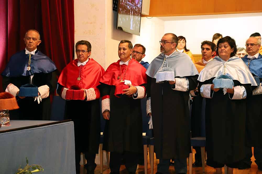 La Universidad de Burgos ha abierto esta mañana el curso 2019-2020 con un acto en el que el rector de la institución académica, Manuel Pérez Mateos, ha apostado por reforzar la enseñanza del castellano y por crear estudios en Aranda de Duero y Miranda de Ebro