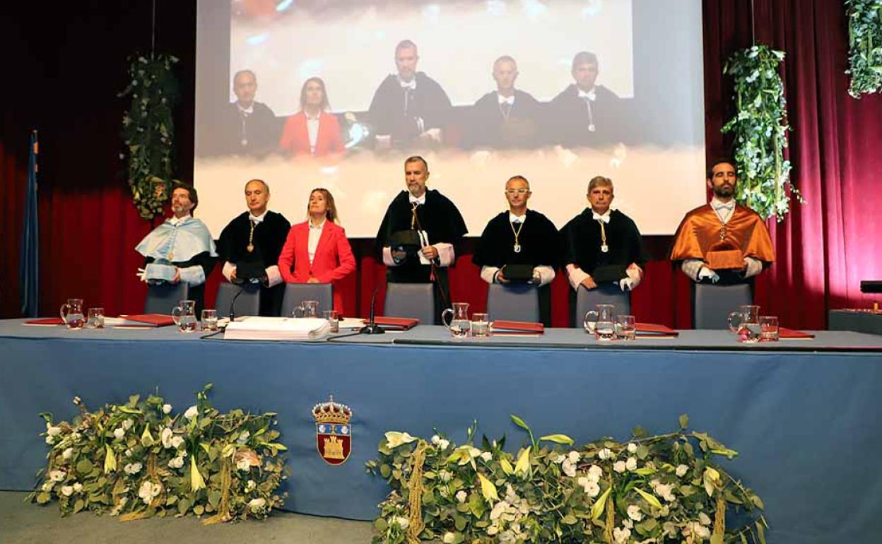 El rector de la UBU, Manuel Pérez Mateos (en el centro), preside el acto de apertura de la institución académica acompañado por la consejera de Educación, Rocío Lucas.