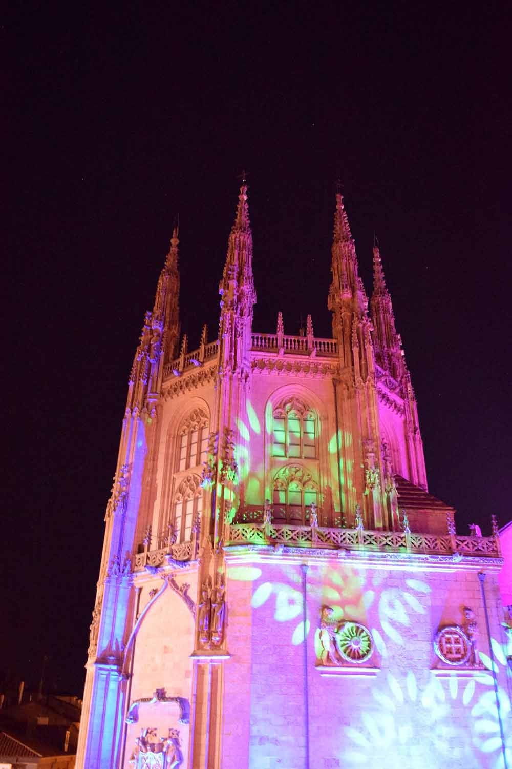 Un total de 15.000 velas han alumbrado el casco histórico de Burgos