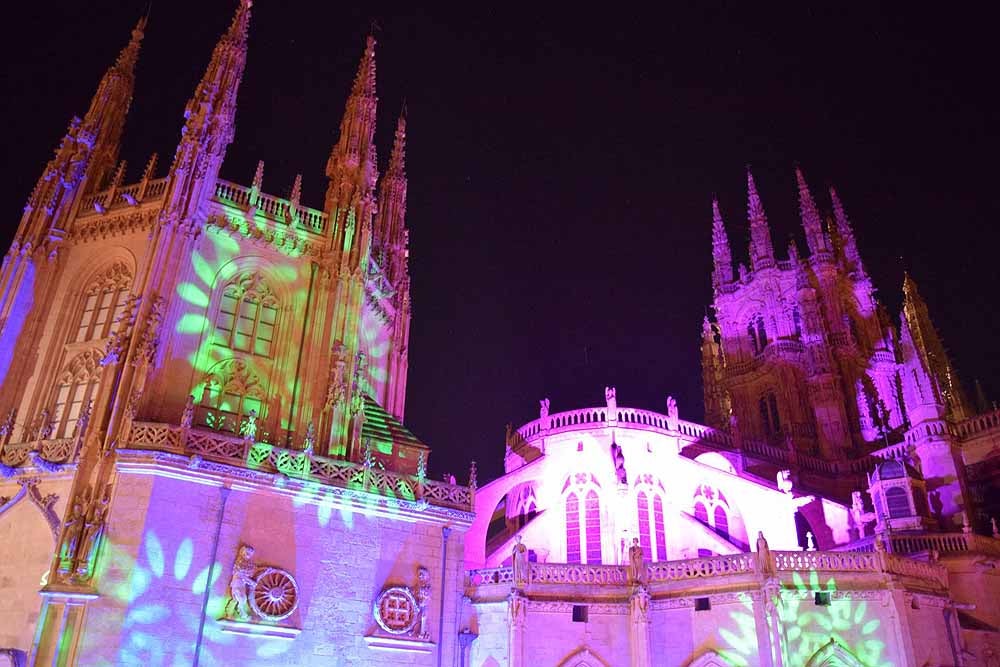 Un total de 15.000 velas han alumbrado el casco histórico de Burgos