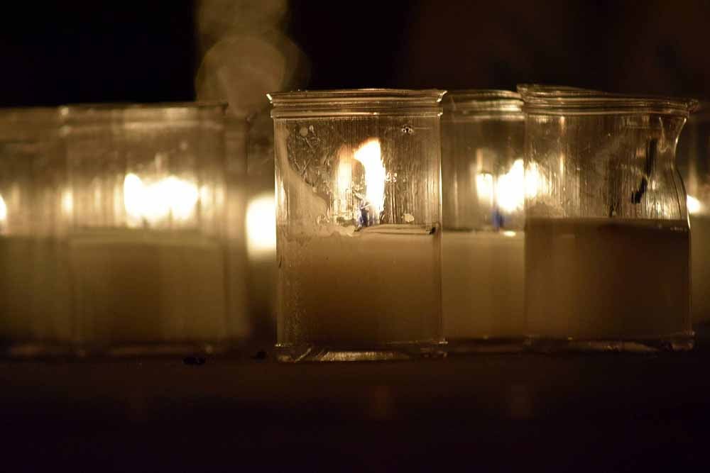 Un total de 15.000 velas han alumbrado el casco histórico de Burgos