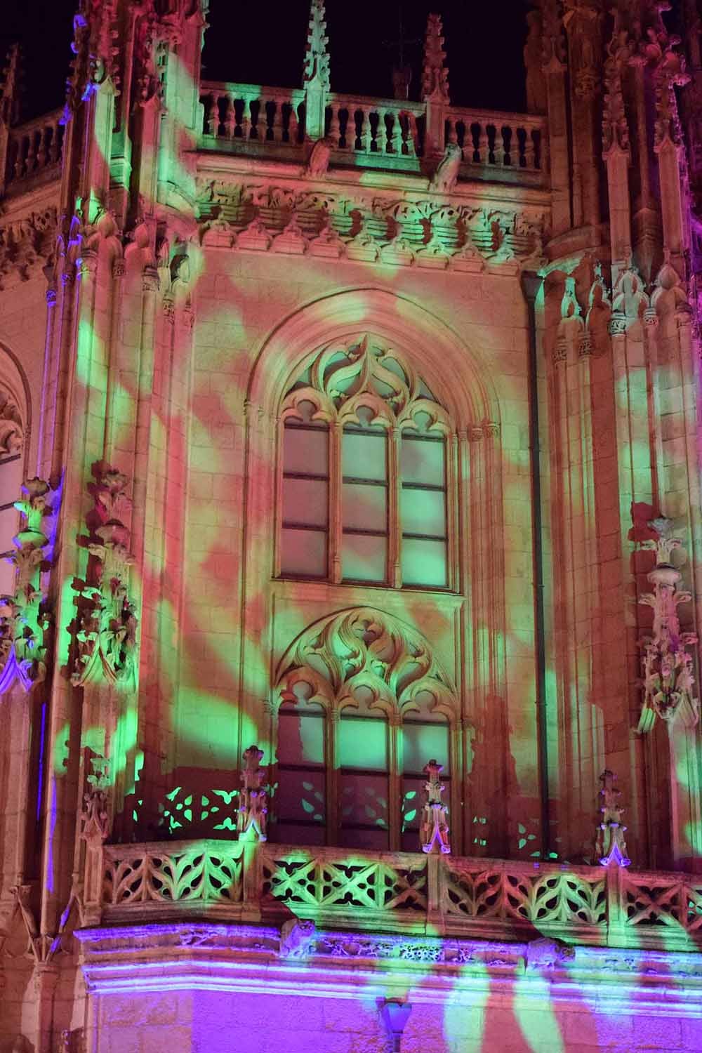 Un total de 15.000 velas han alumbrado el casco histórico de Burgos