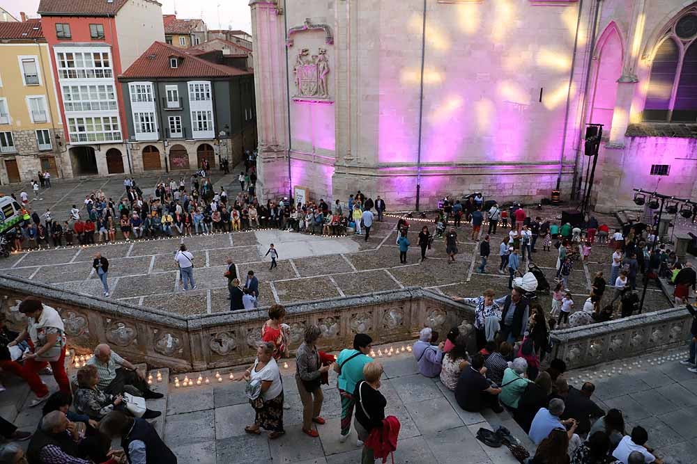 Un total de 15.000 velas han alumbrado el casco histórico de Burgos