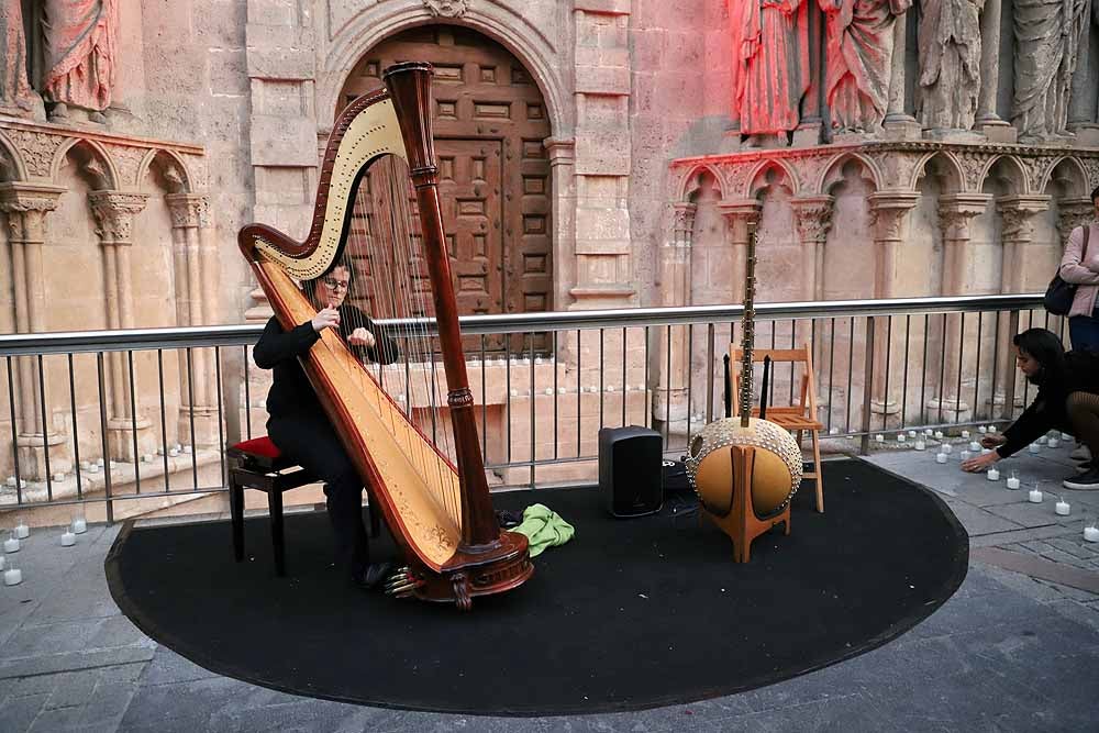 Un total de 15.000 velas han alumbrado el casco histórico de Burgos